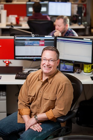 An image of Railinc employee Robert Redd sitting at his desk.