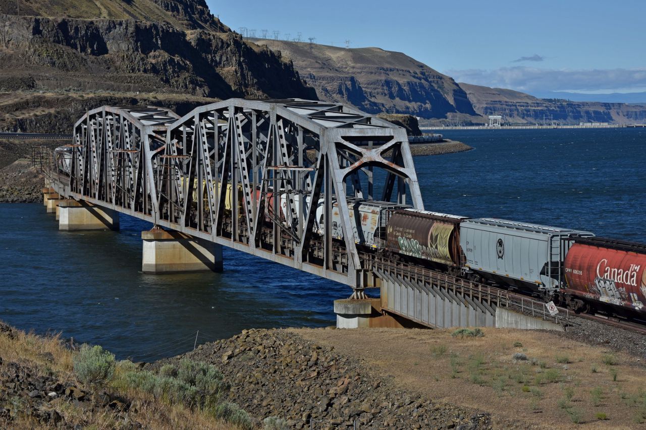 Train crossing overe a bridge
